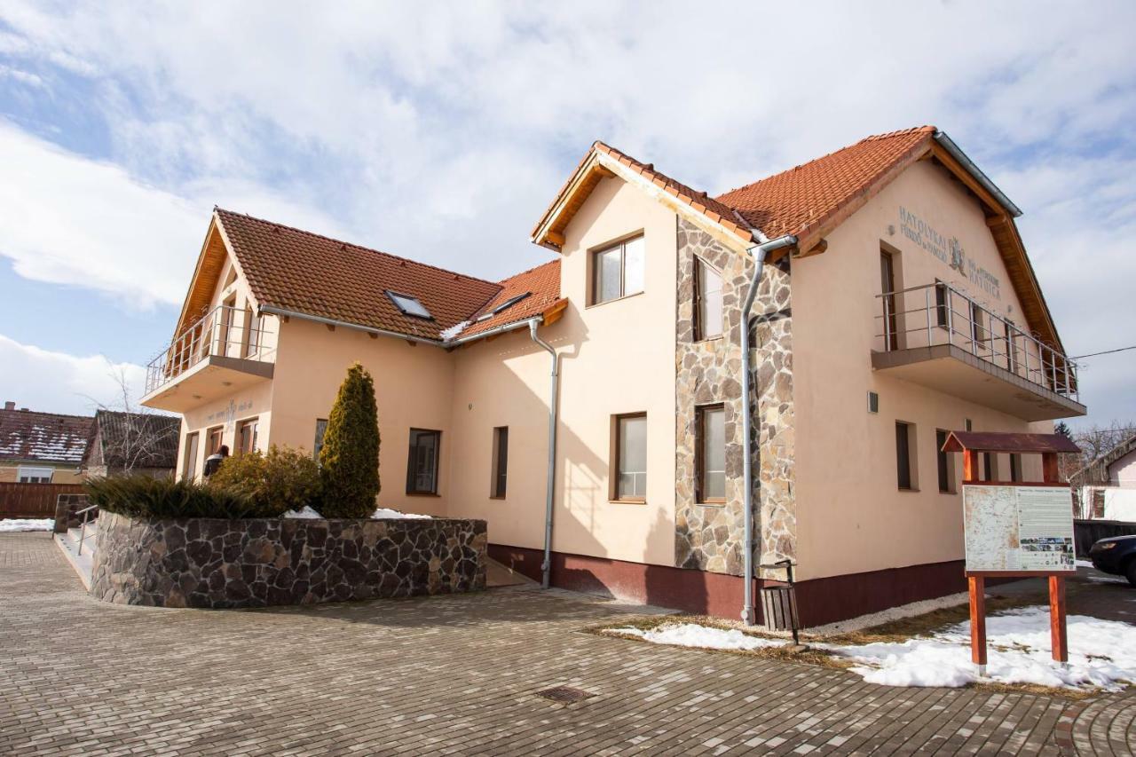 Camere De Inchiriat Hatuica Exterior photo